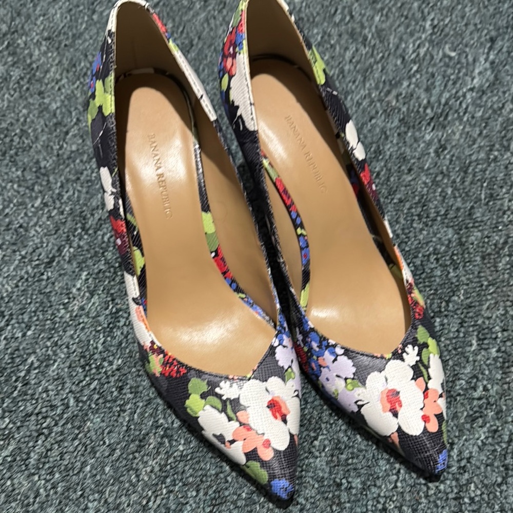 Banana Republic Floral Women's Heels Size 9 - Multicolor